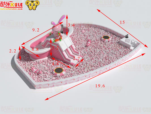 อ่างอาบน้ําสไลด์อัดอัดสีชมพูและสีขาวสําหรับบอลใหญ่สระว่ายน้ํา