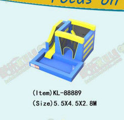 บ้านกระโดดแบบอัดอัดสีน้ําเงินเหลือง มีสไลด์และสระว่ายน้ํา