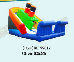 สีส้มและสีเขียว สไลด์ที่ลมได้ มีพื้นผิวลื่นสีขาว